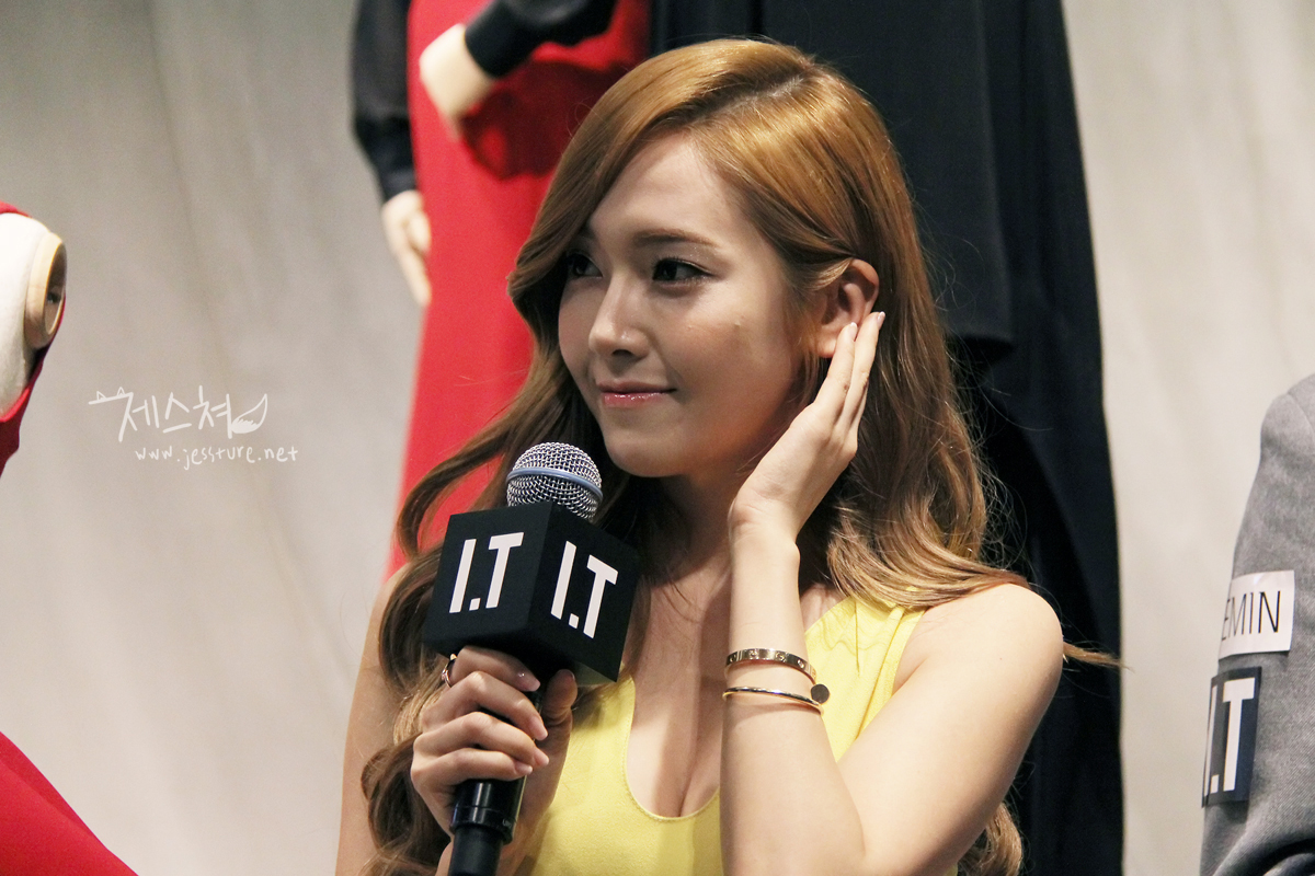 [PIC][12-05-2013]Jessica khởi hành đi Hồng Kông để tham dự sự kiện khai trương của "Demin Popup Store" vào sáng nay - Page 5 022B414951AE1A2515220D