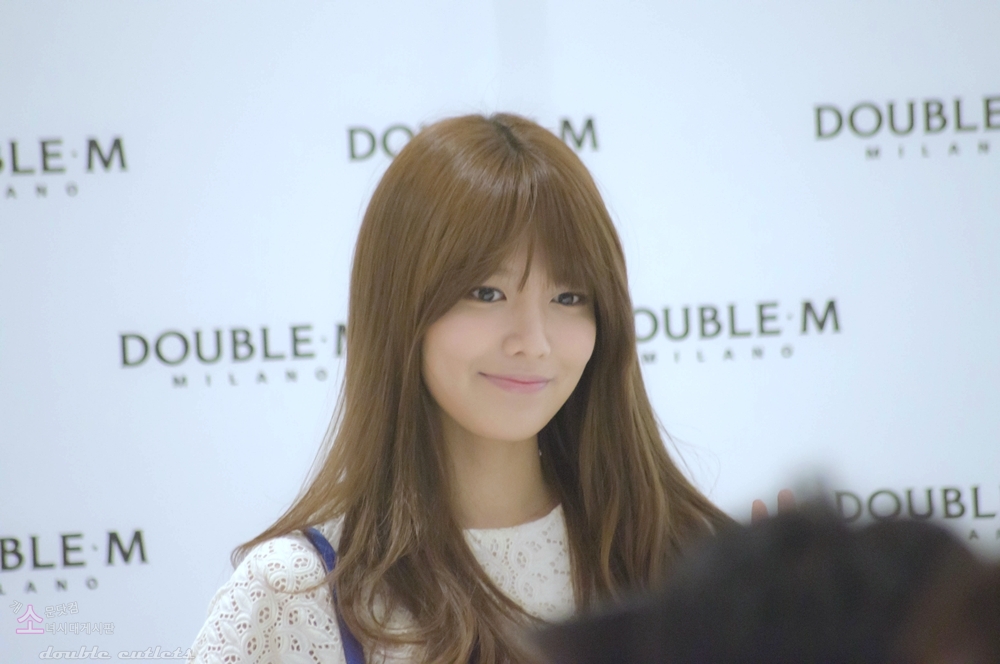 [PIC][06-04-2013]SooYoung xuất hiện tại buổi fansign thứ 2 cho thương hiệu "Double M" vào chiều nay  0274694F516020DB09A3D6