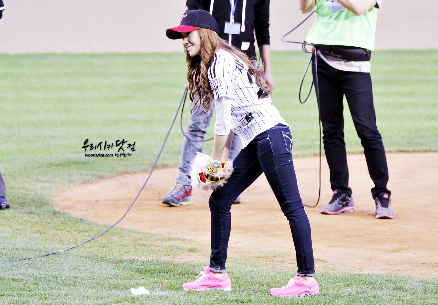 [PIC][11-05-2012]Jessica ném bóng mở màn cho trận đấu bóng chày giữa LG & Samsung chiều nay - Page 3 116E04494FAE63D41D6A40