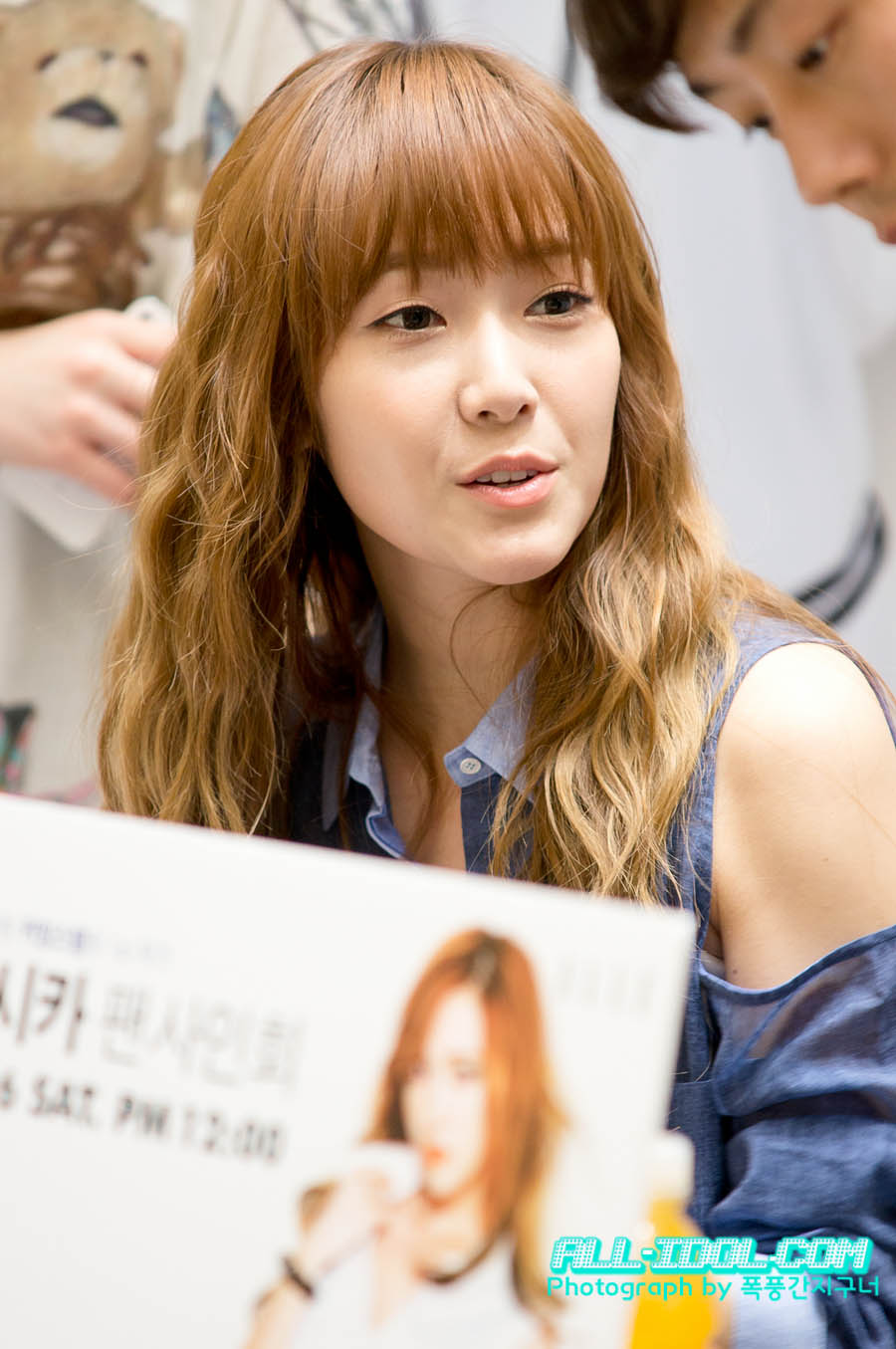 [PIC][26-05-2012]JESSICA TẠI BUỔI "FAN SIGN" CHO THƯƠNG HIỆU COMING STEP VÀO TRƯA NAY 11742D504FC075BA0FD87F