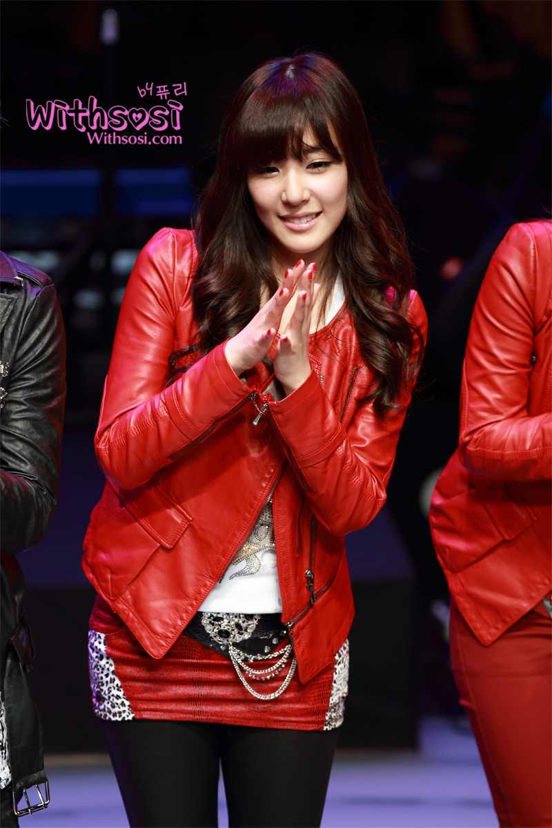 [PIC][23-01-2012]HÌNH ẢNH CỦA TIFFANY TRONG VỞ "FAME"  - Page 2 1620B2414EBA817A43FF20