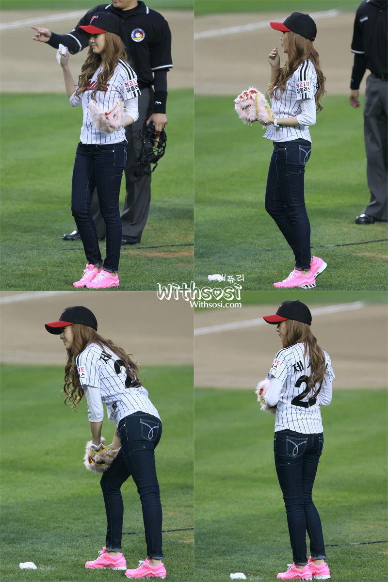 [PIC][11-05-2012]Jessica ném bóng mở màn cho trận đấu bóng chày giữa LG & Samsung chiều nay - Page 4 186005464FAF99302D86CD