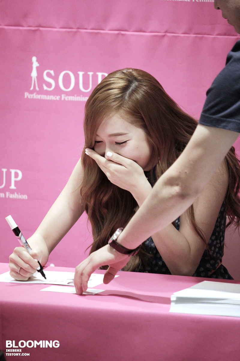 [PIC][14-06-2014]Jessica tham dự buổi fansign lần 2 cho thương hiệu "SOUP" vào trưa nay 2146024F539D24D61D4C84