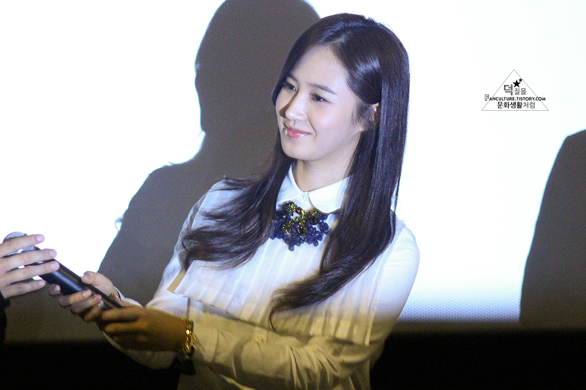 [PIC][07-11-2013]Yuri xuất hiện tại sự kiện "Lotte Cinema" Stage Greeting vào chiều nay + Selca của cô cùng các diễn viên khác 22113C36529347071974D8