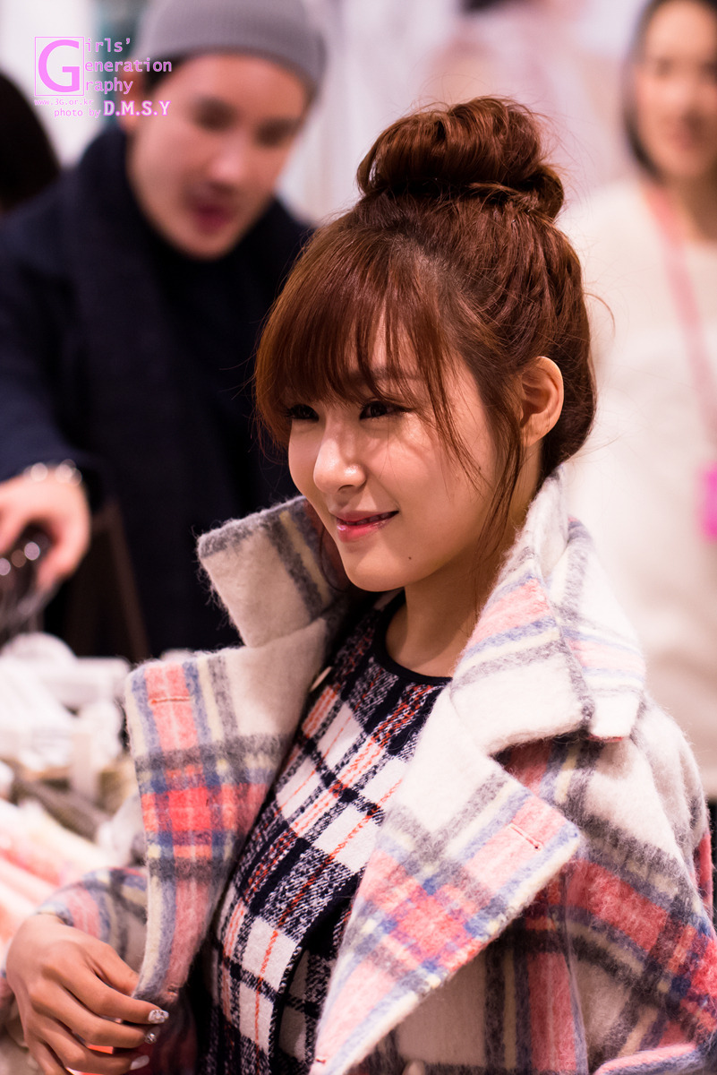 [PIC][28-11-2013]Tiffany ghé thăm cửa hàng "QUA" ở Hyundai Department Store vào trưa nay 221C1C36529744D02D1D30