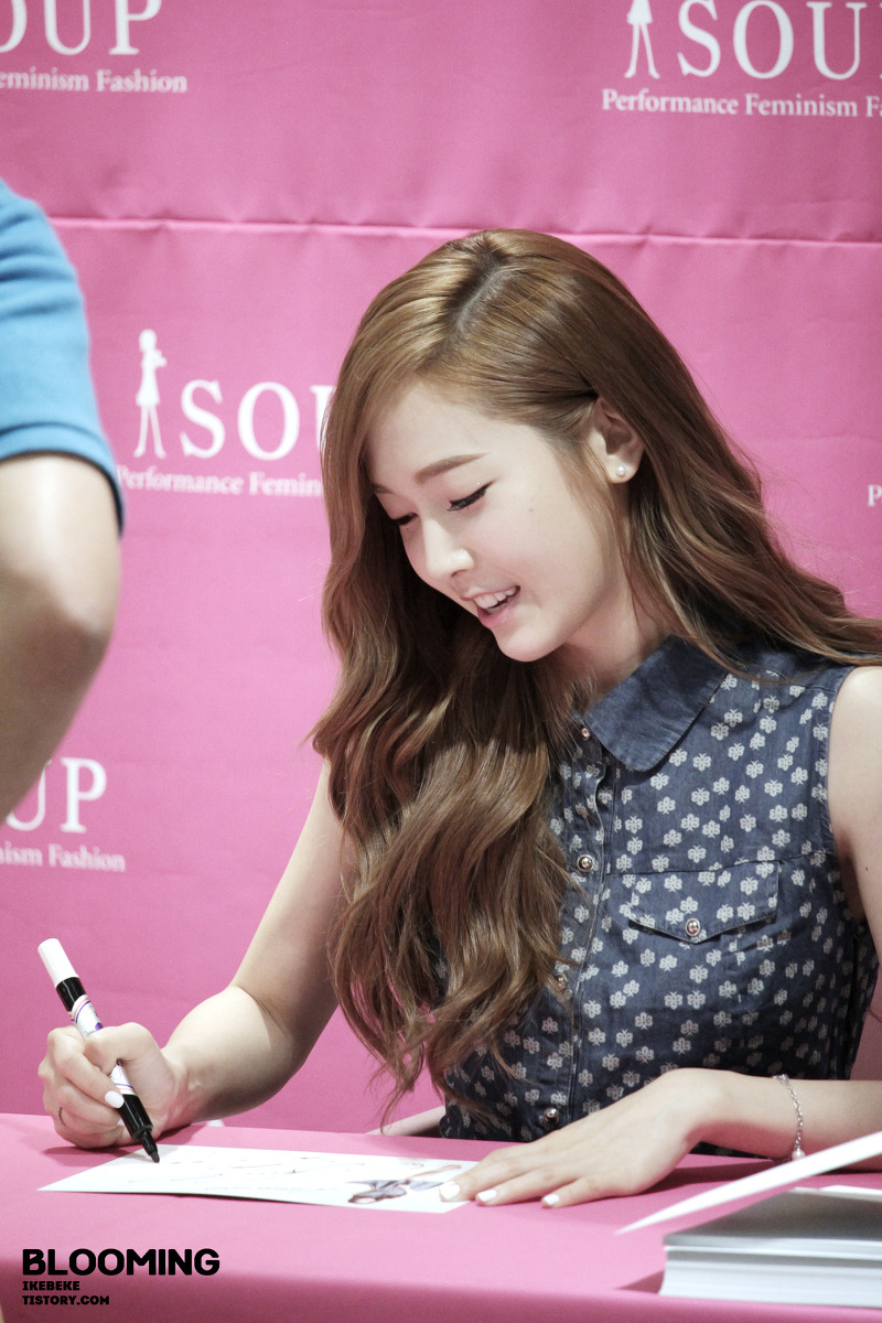 [PIC][14-06-2014]Jessica tham dự buổi fansign lần 2 cho thương hiệu "SOUP" vào trưa nay 22551B50539D24E514E32B