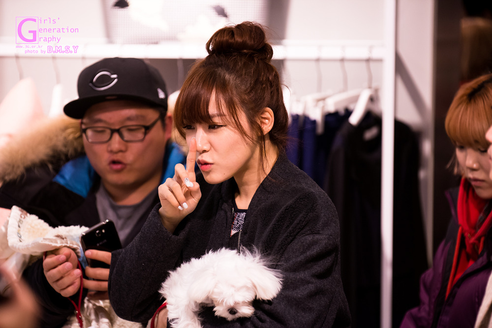 [PIC][28-11-2013]Tiffany ghé thăm cửa hàng "QUA" ở Hyundai Department Store vào trưa nay - Page 2 22615A3A5297454A0D80CA