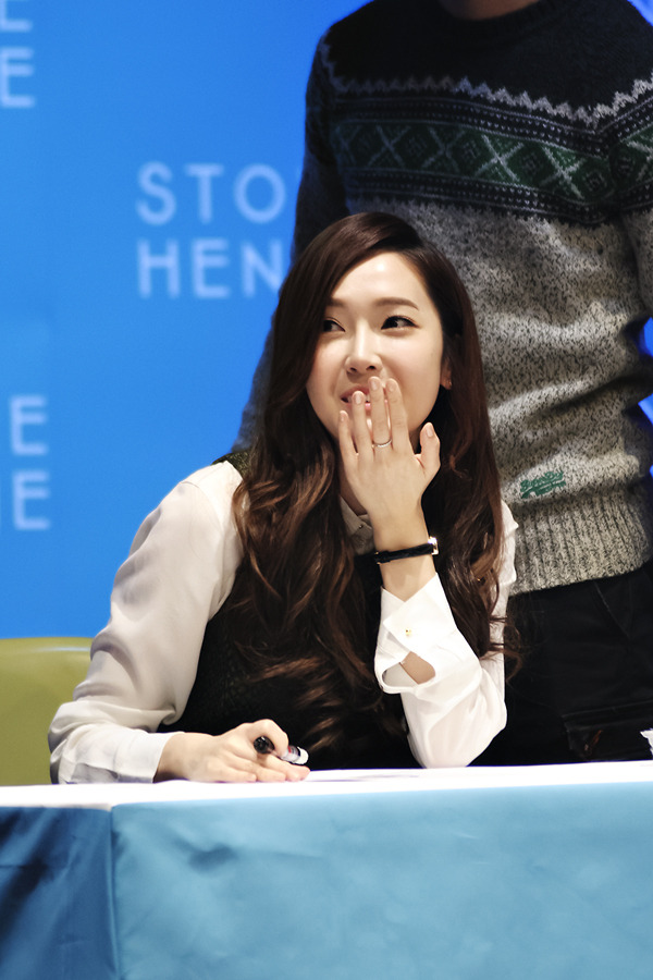 [PIC][01-12-2013]Jessica xuất hiện tại buổi fansign thứ 2 cho thương hiệu "STONEHENgE" vào trưa nay - Page 2 2331124E529CE46A1E3555