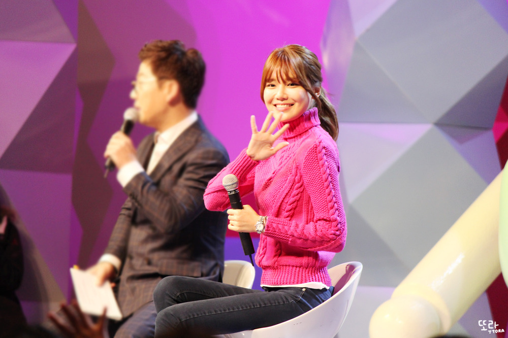 [PIC][21-12-2014]SooYoung xuất hiện tại "2014 SBS Award Festival (SAF) Hanbam Stage Greeting" vào chiều nay 23671A3C5497D26316F268