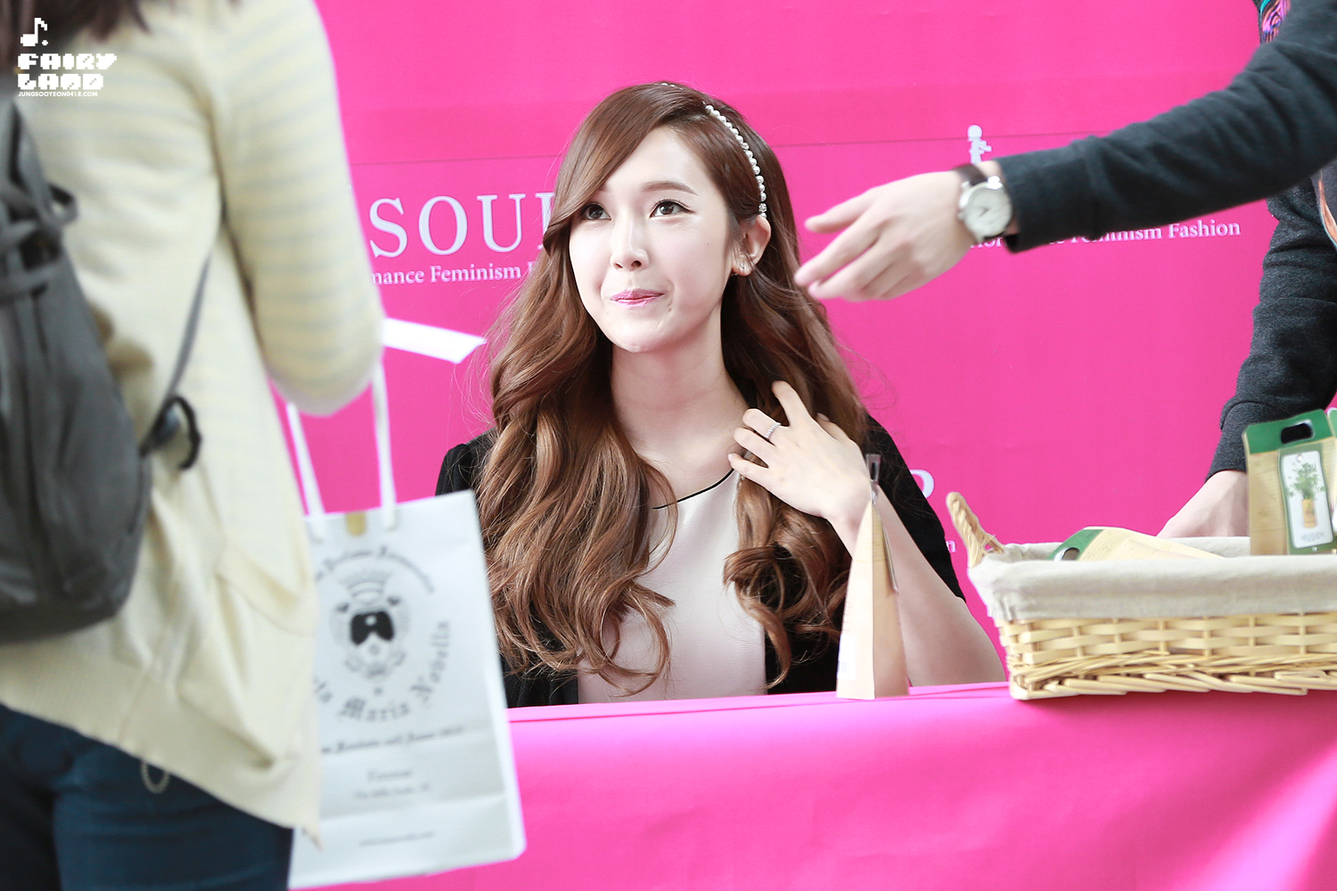 [PIC][04-04-2014]Jessica tham dự buổi fansign cho thương hiệu "SOUP" vào trưa nay - Page 2 24153E465342B73C185E5F