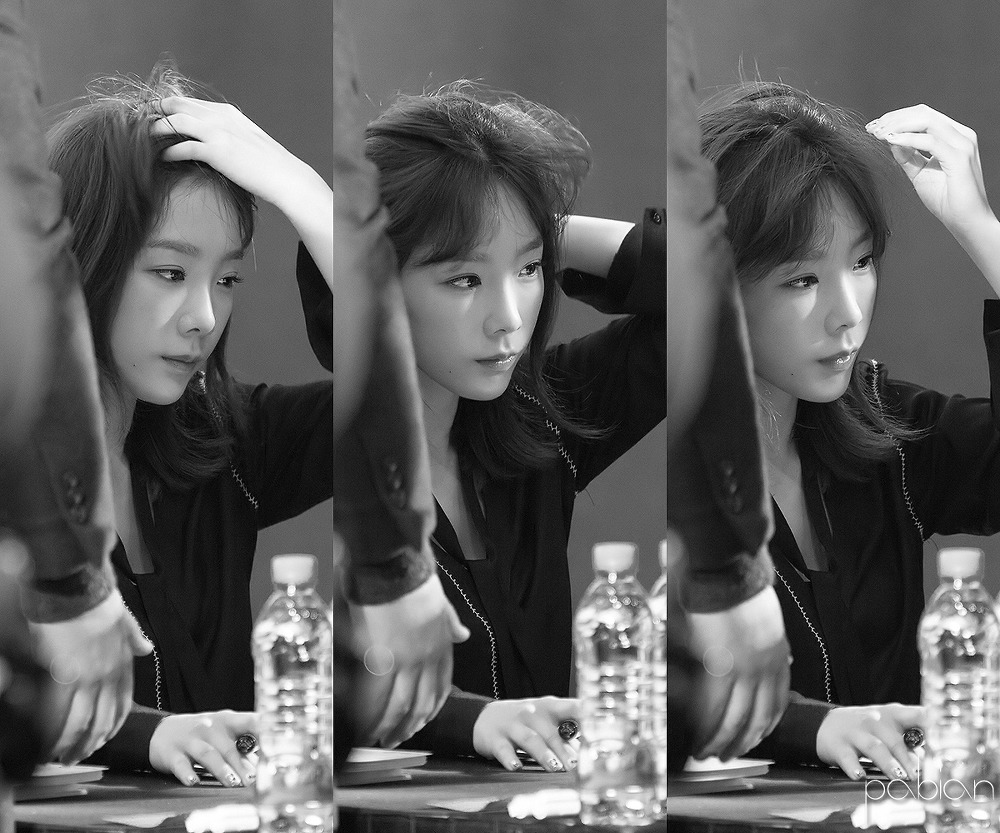 [PIC][18-11-2016]TaeYeon khởi hành đi Busan để tham dự buổi Fansign cho thương hiệu "Sword & Magic" vào hôm nay - Page 3 2418364C582ED5FB3796D6