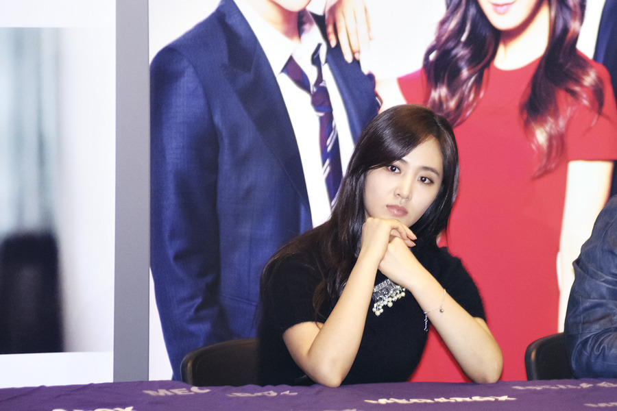 [PIC][30-10-2013]Yuri tham dự "No Breathing Greeting Event" vào tối nay - Page 2 255A724952742AAC08C2FE