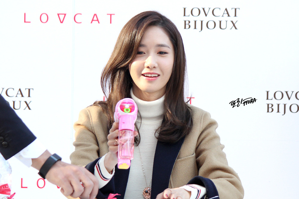 [PIC][24-10-2015]YoonA tham dự buổi fansign cho thương hiệu "LOVCAT" vào chiều nay - Page 6 2569FD47565AF0030D1599
