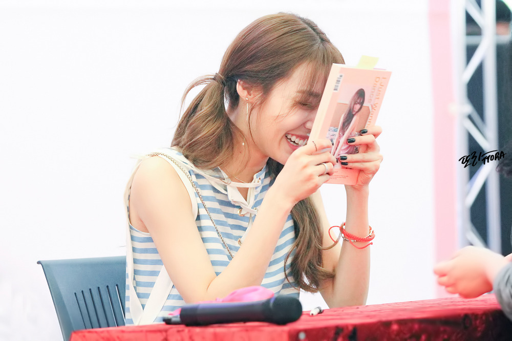 [PIC][06-06-2016]Tiffany tham dự buổi Fansign cho "I Just Wanna Dance" tại Busan vào chiều nay - Page 5 256FDF4857C55762359291