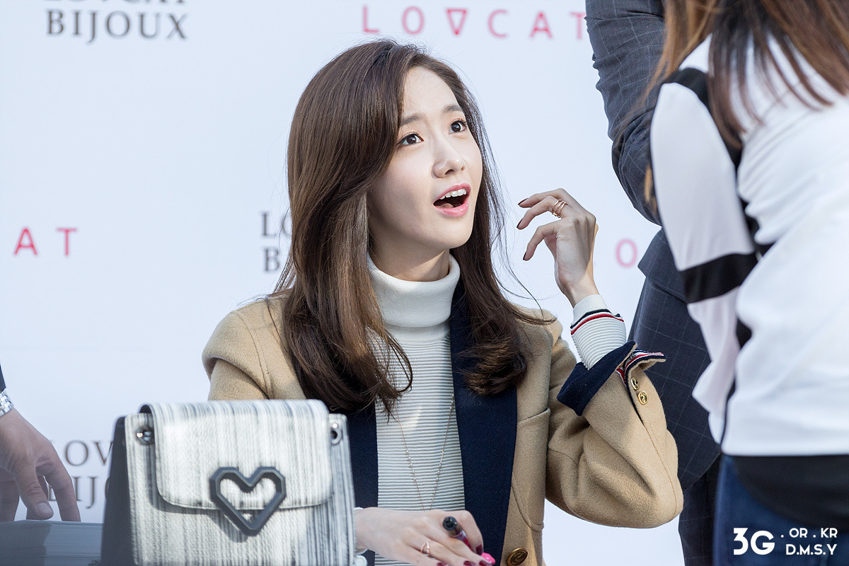 [PIC][24-10-2015]YoonA tham dự buổi fansign cho thương hiệu "LOVCAT" vào chiều nay - Page 6 2605693E56383EC92D71A2