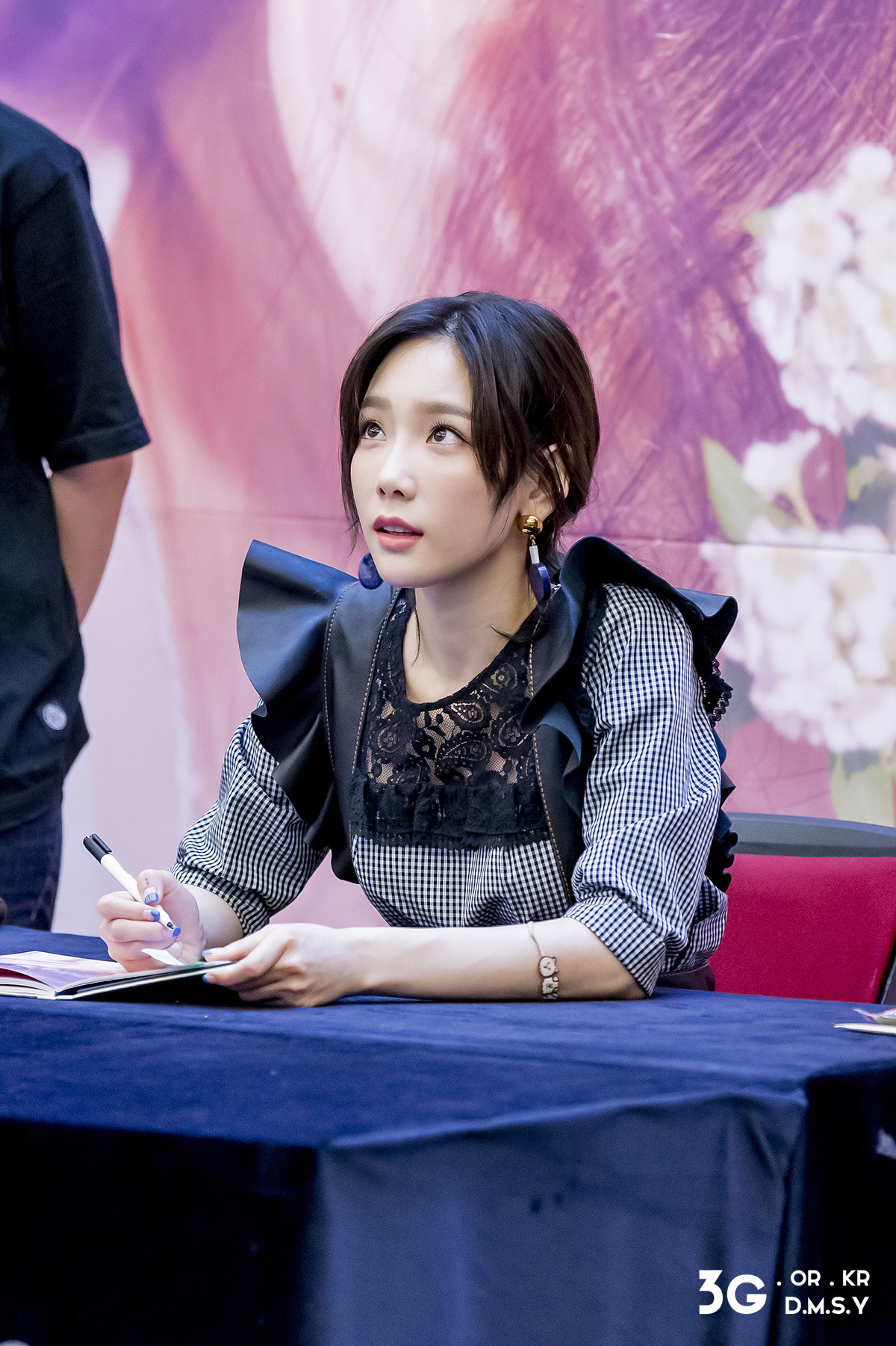[PIC][16-04-2017]TaeYeon tham dự buổi Fansign cho “MY VOICE DELUXE EDITION” tại AK PLAZA vào chiều nay  - Page 5 264C344558FDD8EB34AF55