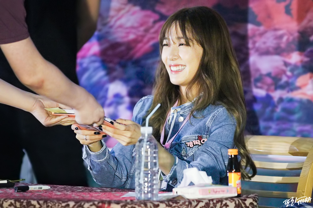 [PIC][06-06-2016]Tiffany tham dự buổi Fansign cho "I Just Wanna Dance" tại Busan vào chiều nay - Page 5 2663DD4657CEB43A10AEB6