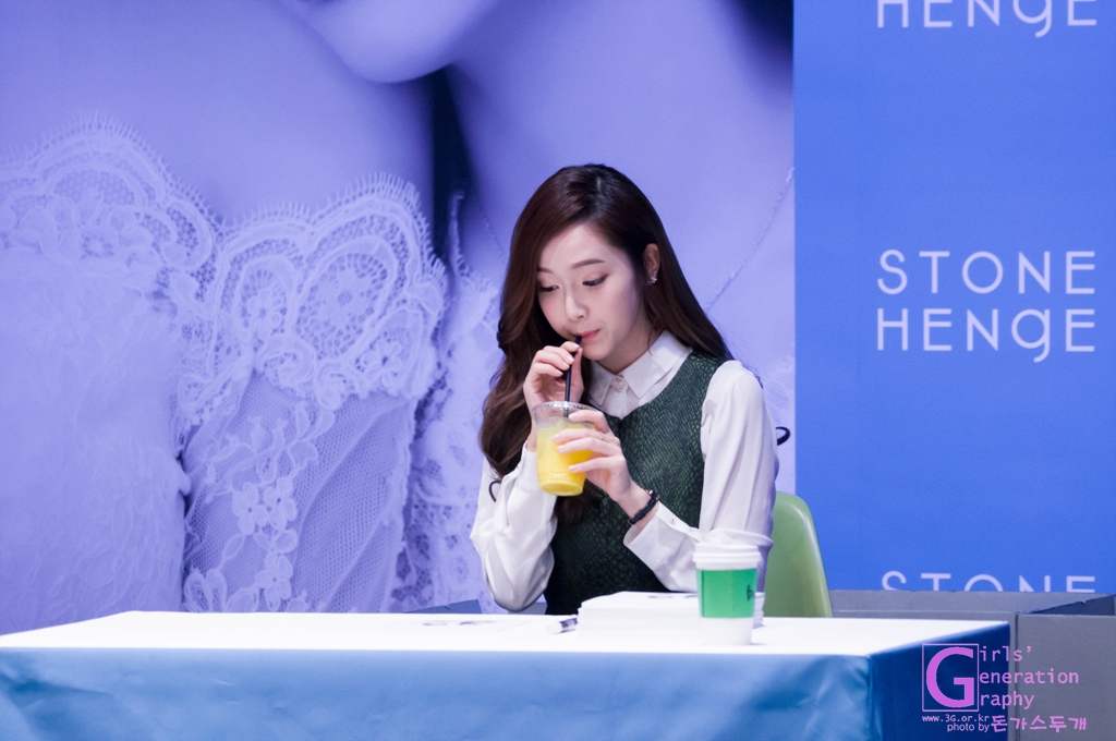 [PIC][01-12-2013]Jessica xuất hiện tại buổi fansign thứ 2 cho thương hiệu "STONEHENgE" vào trưa nay - Page 2 27710F4D529C60B20C2E73