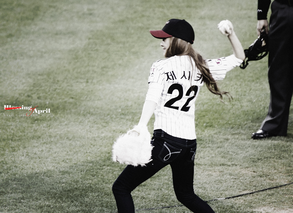 [PIC][11-05-2012]Jessica ném bóng mở màn cho trận đấu bóng chày giữa LG & Samsung chiều nay - Page 4 130366374FAD320218F220