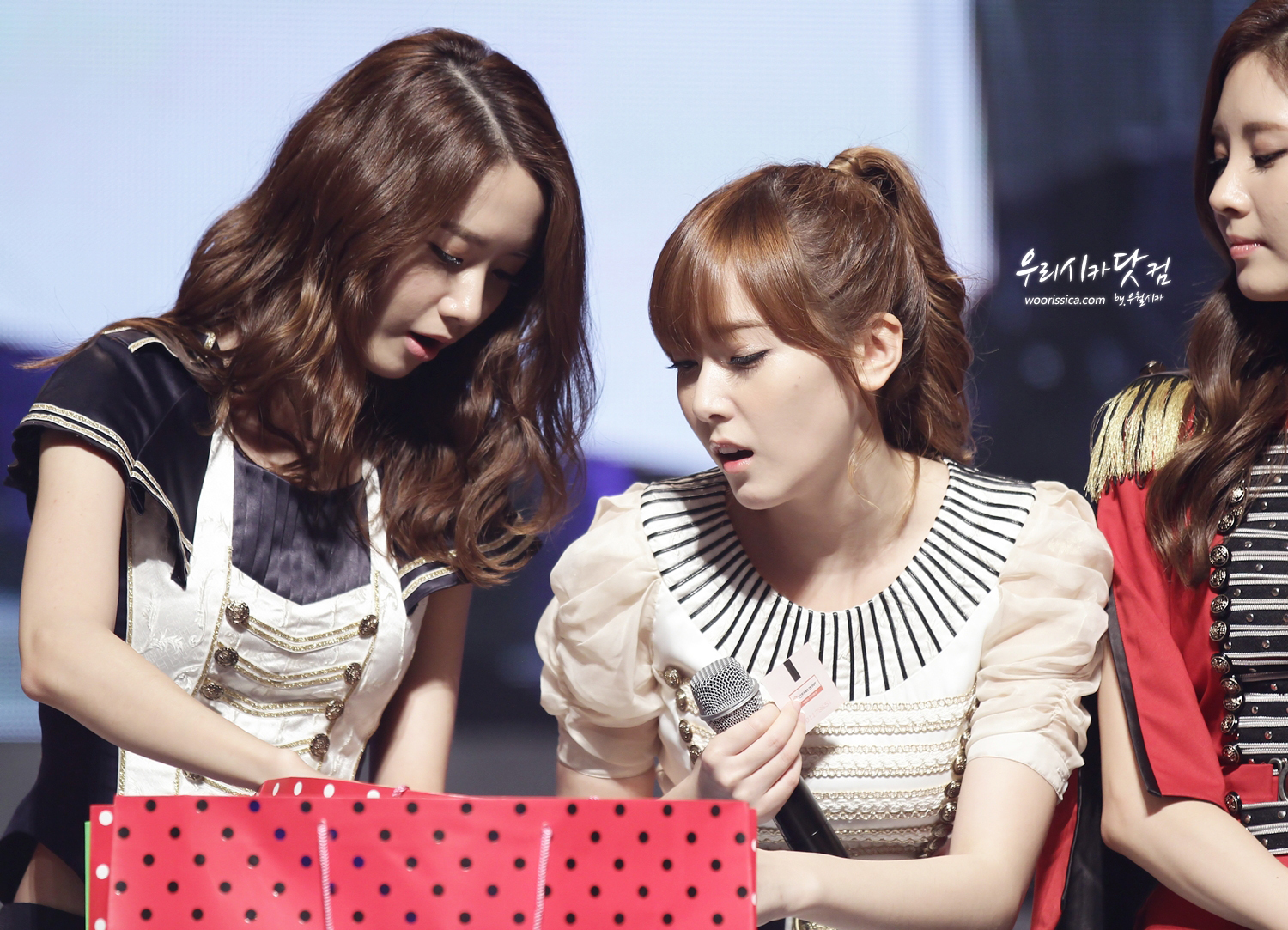 [PIC][01-09-2012]SNSD tại buổi Giao lưu và Ký tặng cho fan hâm mộ được tổ chức bởi thương hiệu "LOOK" vào chiều nay - Page 14 1540BE3D50446792679407