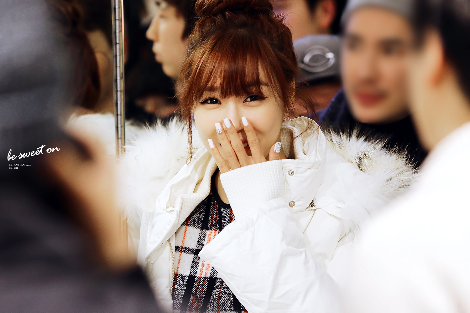 [PIC][28-11-2013]Tiffany ghé thăm cửa hàng "QUA" ở Hyundai Department Store vào trưa nay - Page 3 2210F746529C93C31C8A7E