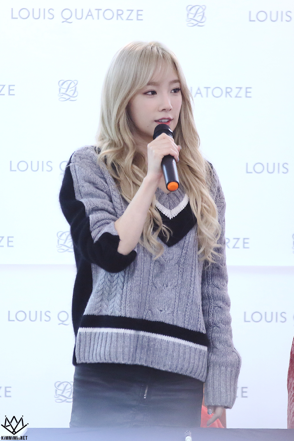 [PIC][27-11-2015]TaeTiSeo tham dự buổi Fansign cho thương hiệu "Louis Quartoze" tại Lotte Department Store Busan vào chiều nay - Page 6 230CEB3356A758E30F70A8