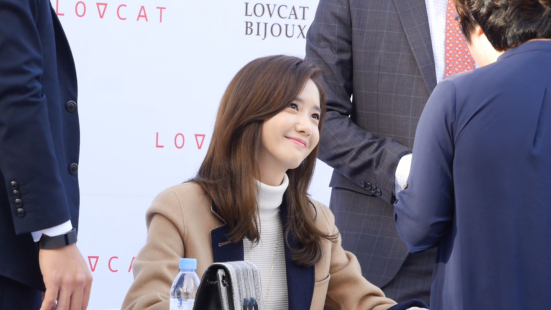 [PIC][24-10-2015]YoonA tham dự buổi fansign cho thương hiệu "LOVCAT" vào chiều nay - Page 3 23208A39562B58731FD182