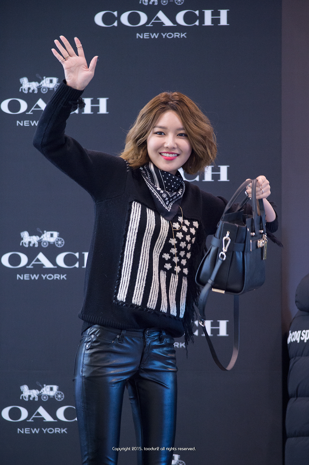  [PIC][27-11-2015]SooYoung tham dự buổi Fansign cho thương hiệu "COACH" tại Lotte Department Store Busan vào trưa nay 232C944B565923470C520B