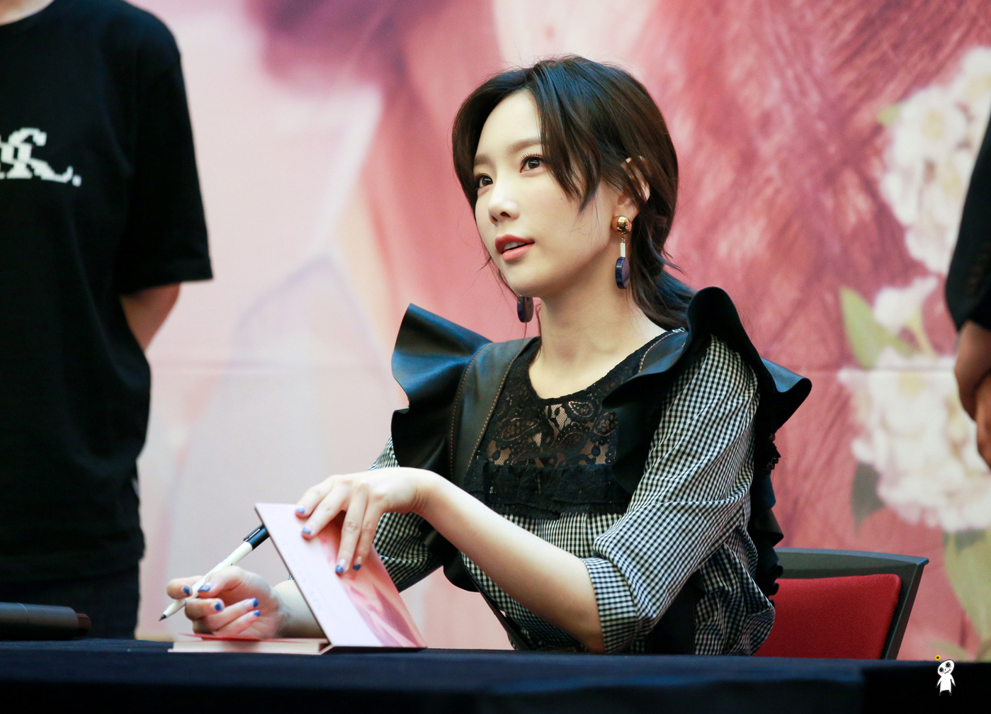 [PIC][16-04-2017]TaeYeon tham dự buổi Fansign cho “MY VOICE DELUXE EDITION” tại AK PLAZA vào chiều nay  - Page 4 2433A14C58F98CC62EDE35