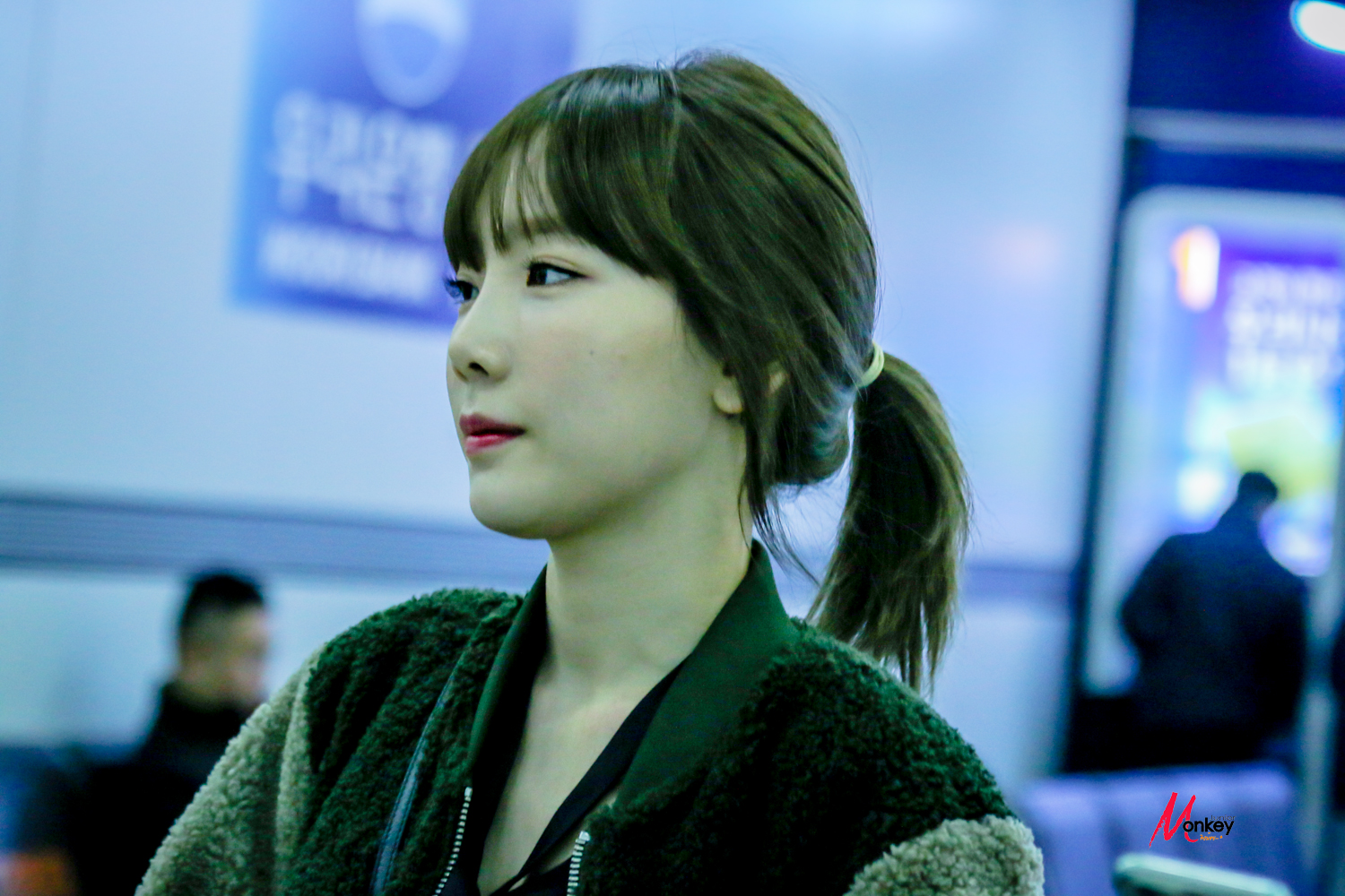 [PIC][18-11-2016]TaeYeon khởi hành đi Busan để tham dự buổi Fansign cho thương hiệu "Sword & Magic" vào hôm nay - Page 3 24653044582FAF22016D0F