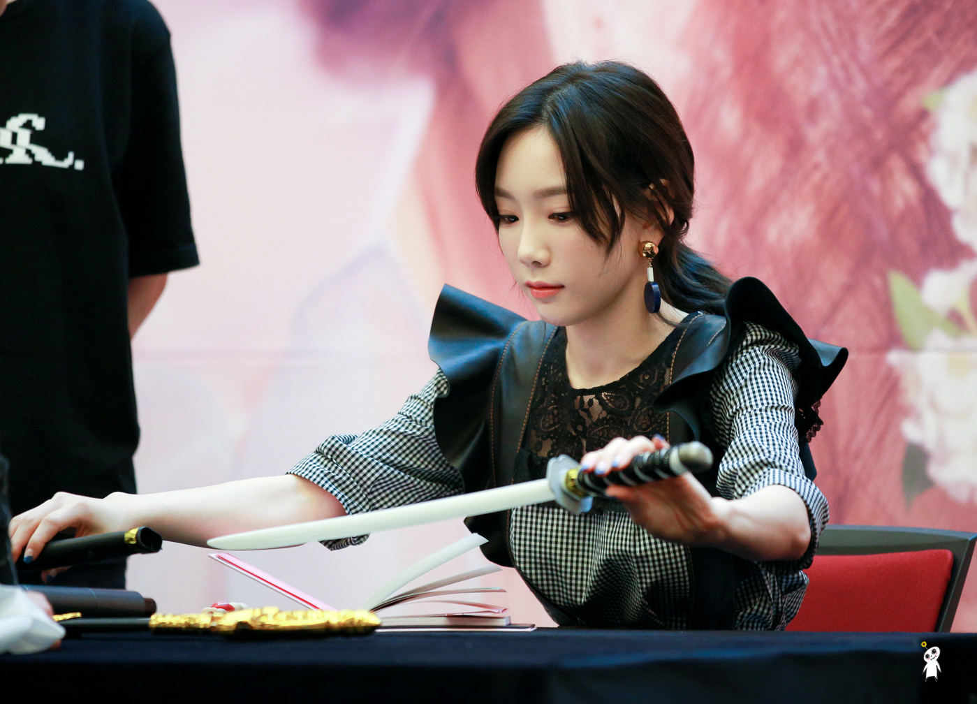 [PIC][16-04-2017]TaeYeon tham dự buổi Fansign cho “MY VOICE DELUXE EDITION” tại AK PLAZA vào chiều nay  - Page 4 2466C65058F98CCA28D2D8