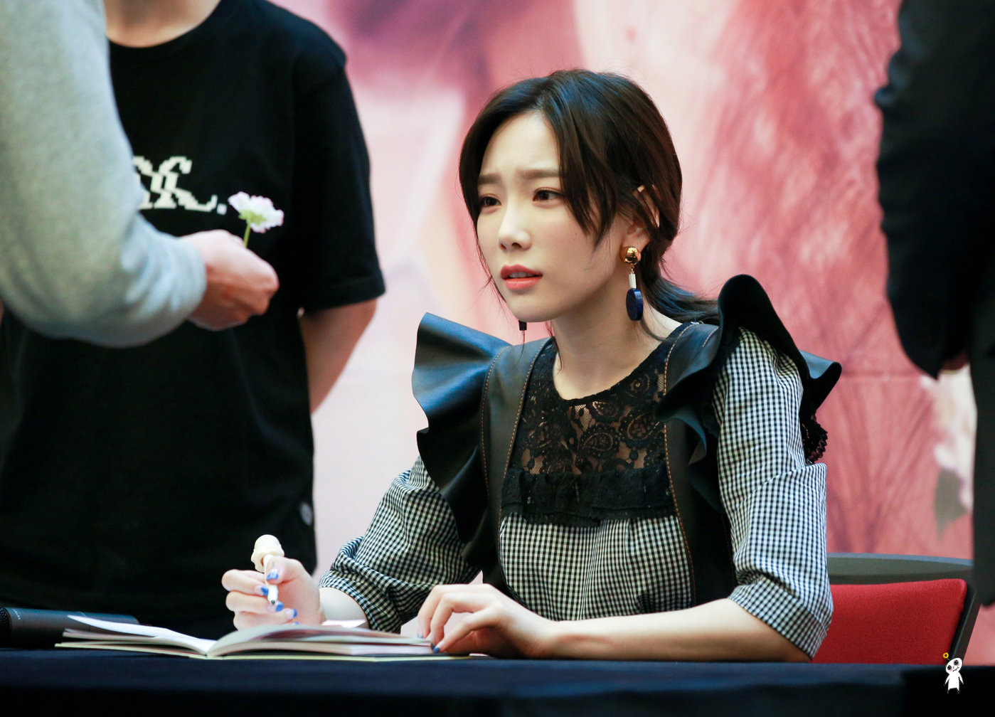 [PIC][16-04-2017]TaeYeon tham dự buổi Fansign cho “MY VOICE DELUXE EDITION” tại AK PLAZA vào chiều nay  - Page 4 26308A5058F98CCD22C043