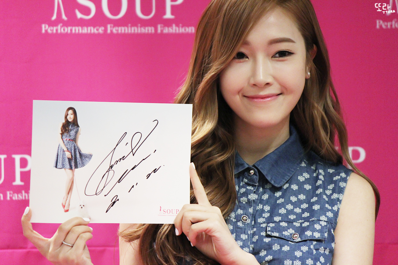 [PIC][14-06-2014]Jessica tham dự buổi fansign lần 2 cho thương hiệu "SOUP" vào trưa nay 267C754853AA8C9F1A717F