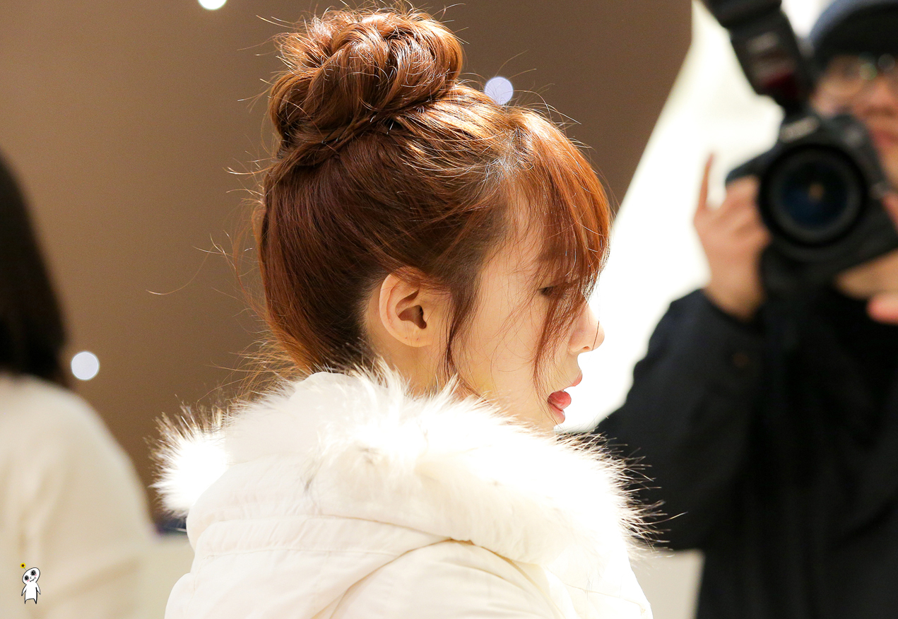 [PIC][28-11-2013]Tiffany ghé thăm cửa hàng "QUA" ở Hyundai Department Store vào trưa nay - Page 3 2718AA4252980C8C1039EB