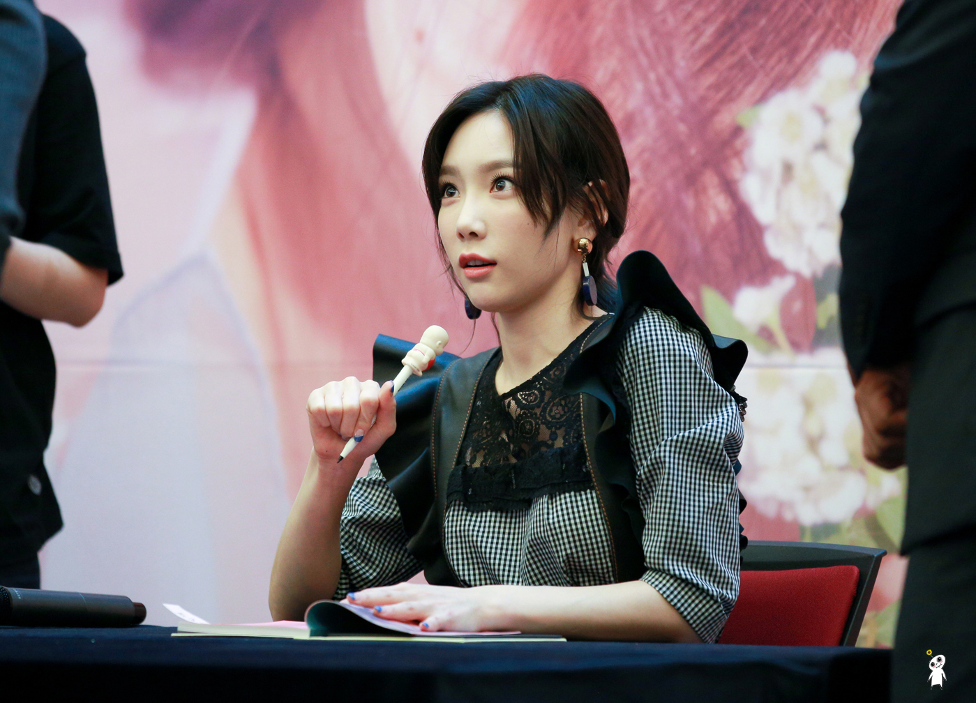 [PIC][16-04-2017]TaeYeon tham dự buổi Fansign cho “MY VOICE DELUXE EDITION” tại AK PLAZA vào chiều nay  - Page 4 2721AA4A58F98CDC26D41B