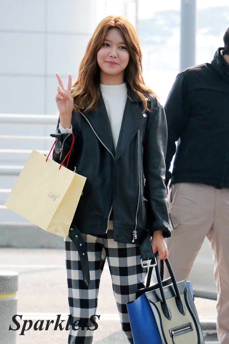 [PIC][04-02-2015]SooYoung xuất phát đi Hồng Kông để tham dự buổi fansign cho thương hiệu mỹ phẩm "LLang" - Page 6 275DFA4754FF18D919F6A6